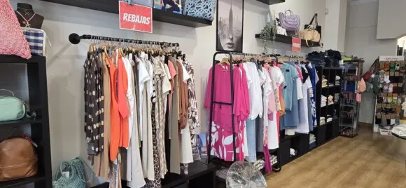 vista de un estante de suelo en la parte central de la tienda.