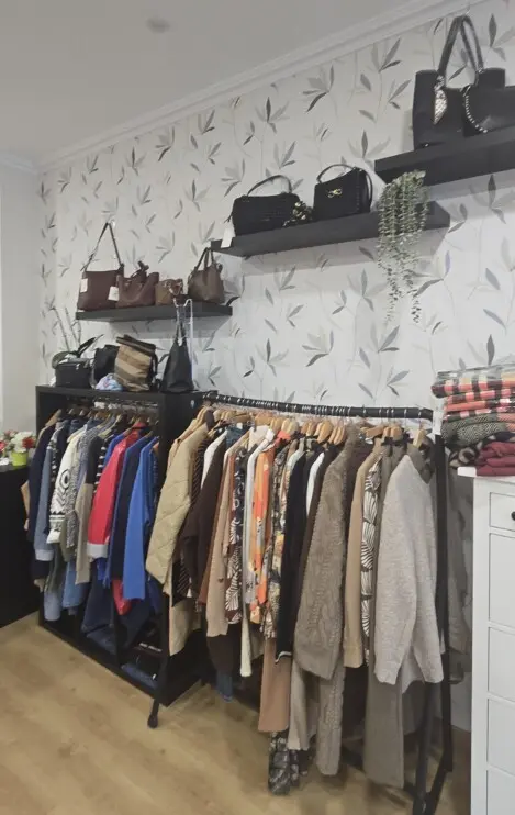 vista de la parte posterior del escaparate desde el interior.