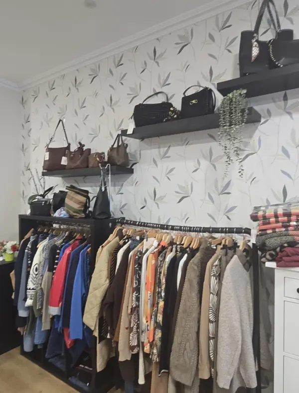 vista del mostrador y comoda de cajones en la parte interior derecha.