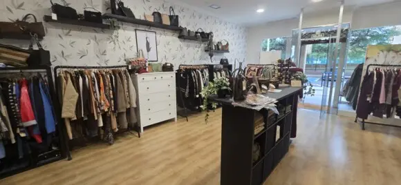 vista de un estante de suelo en la parte central de la tienda.